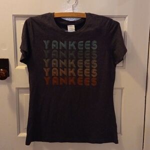 Port & Co medium Yankees shirt